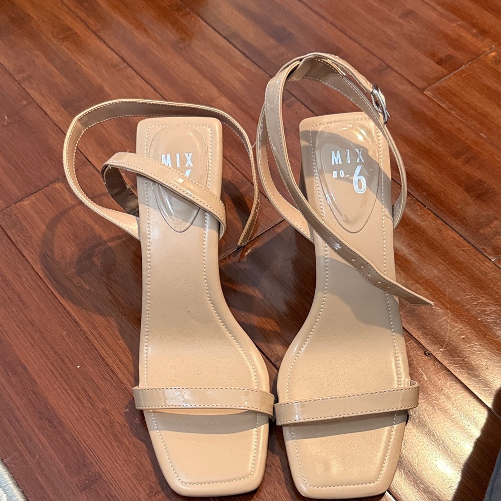 NWOT Mix No. 6 Women's Beige Strap Sandals